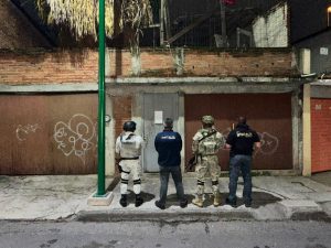 En Morelia, FGE ejecuta tres cateos y asegura más de mil 400 dosis de metanfetamina y detiene a tres personas