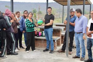 Jóvenes de Cotzurio reciben apoyos de Yankel Benítez